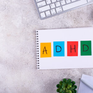 Notes na biurku jako symbol organizacji i radzenia sobie z ADHD u dorosłych
