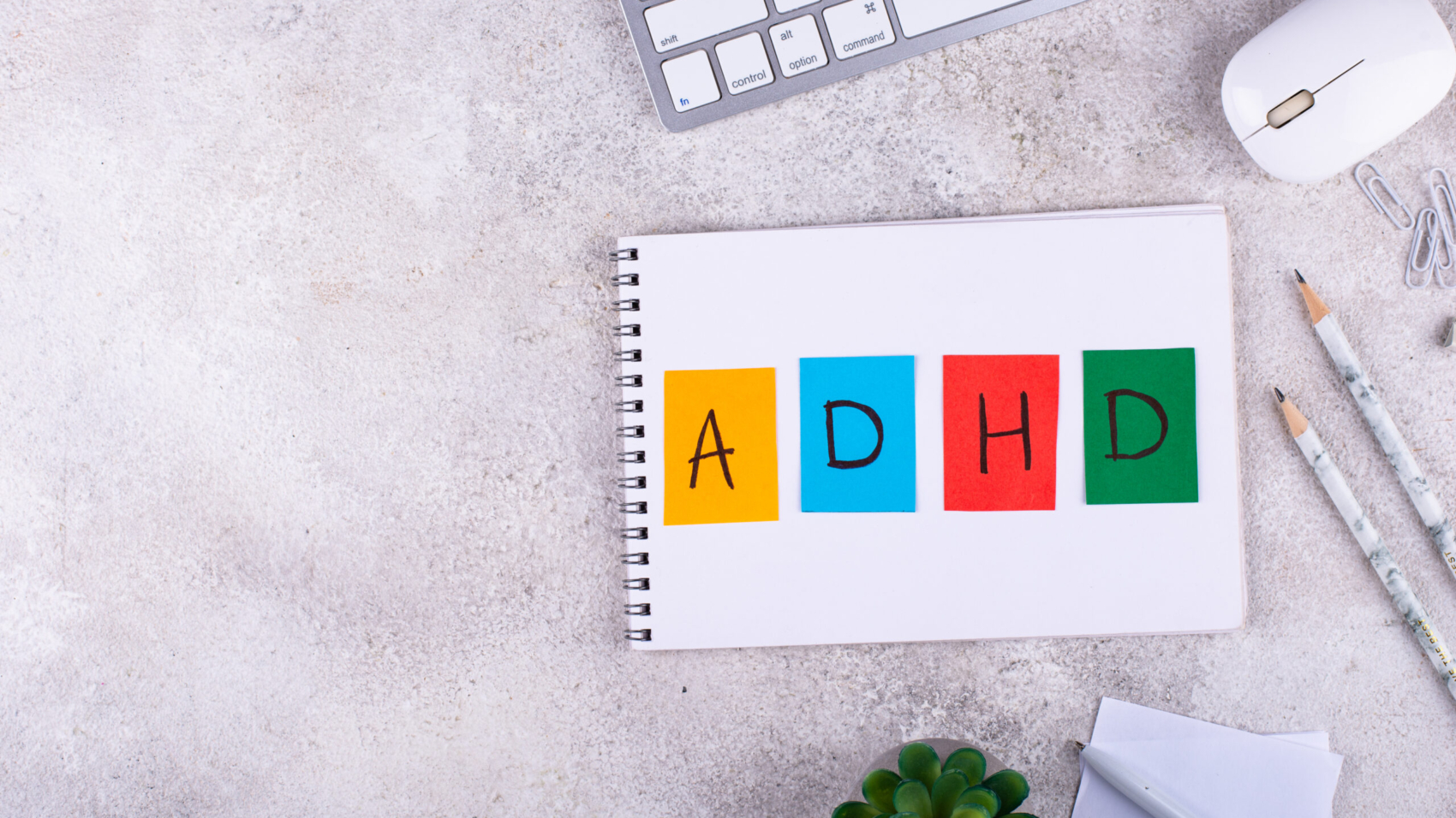 Notes na biurku jako symbol organizacji i radzenia sobie z ADHD u dorosłych