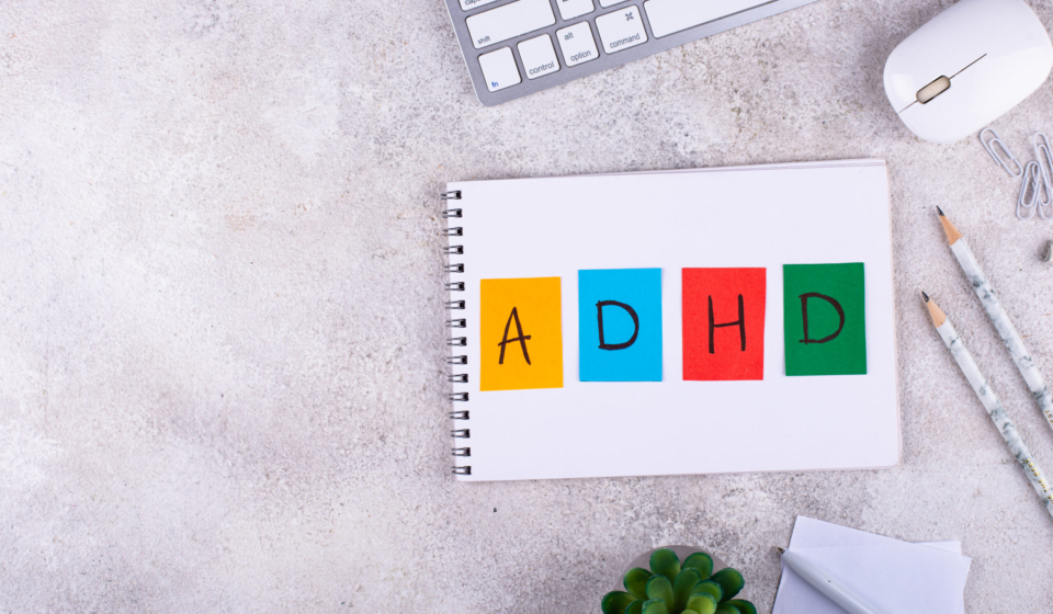 Notes na biurku jako symbol organizacji i radzenia sobie z ADHD u dorosłych