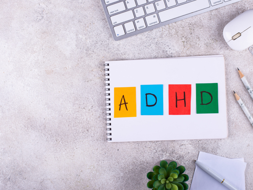 Notes na biurku jako symbol organizacji i radzenia sobie z ADHD u dorosłych