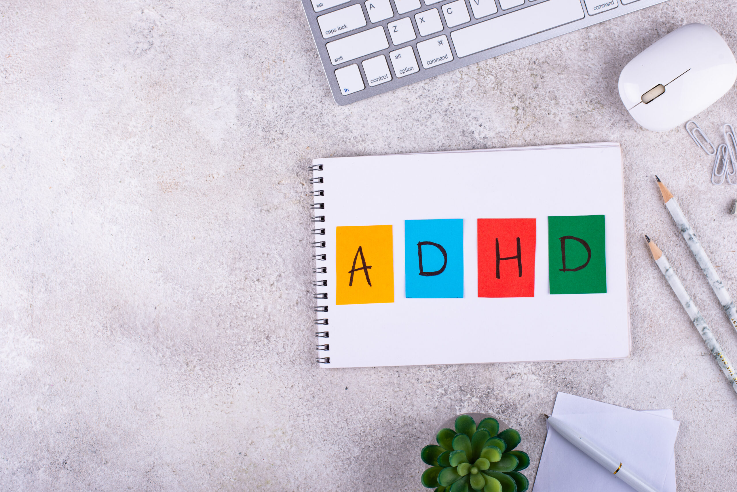 Notes na biurku jako symbol organizacji i radzenia sobie z ADHD u dorosłych